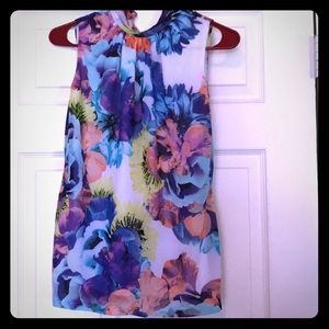 Beautiful floral top!
